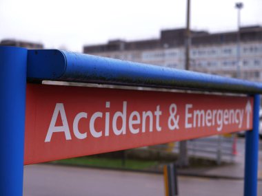 İngiliz NHS Hastanesi 'nde kaza ve acil durum işareti 
