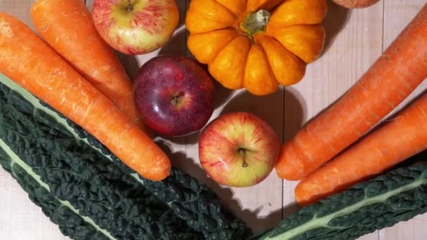 Verduras de temporada de otoño sobre fondo de madera — Vídeos de Stock