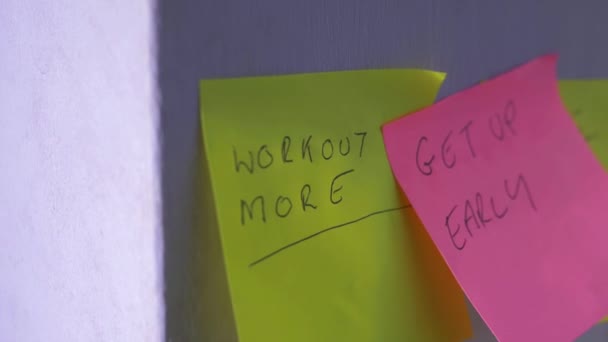 Lepkie notatki na ścianie, aby dokonać pozytywnych zmian — Wideo stockowe