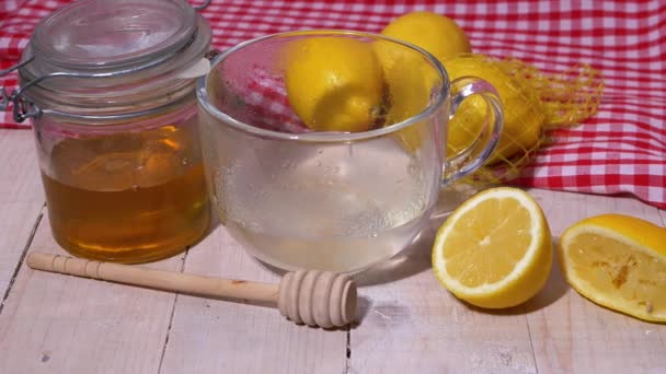 Простуда и грипп домашнее лекарство ингредиенты с медом и лимоном — стоковое видео
