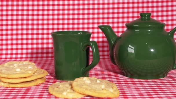 Tè con biscotti appena sfornati su sfondo rosso — Video Stock