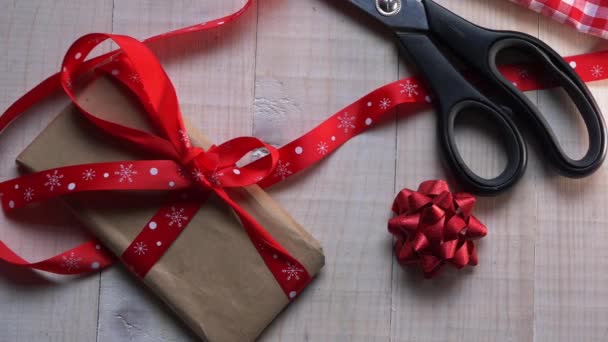 Новогодние подарки оберточная бумага и ножницы — стоковое видео
