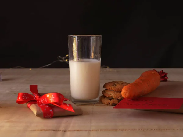 Milchkekse und Karotte am Heiligen Abend für den Weihnachtsmann — Stockfoto