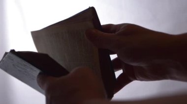 İncil 'in parlak beyaz arka planda sayfaları açılıyor