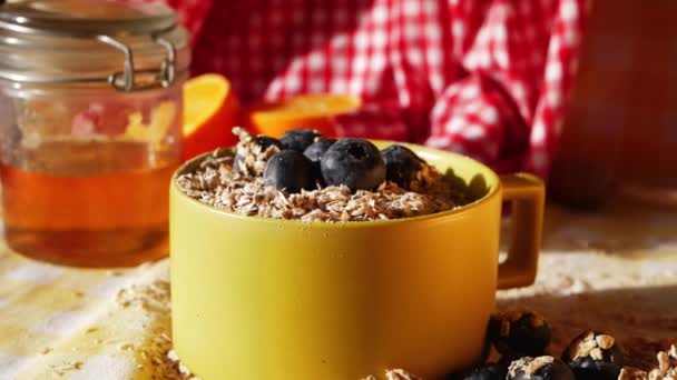 Desayuno de avena, fruta y miel — Vídeos de Stock