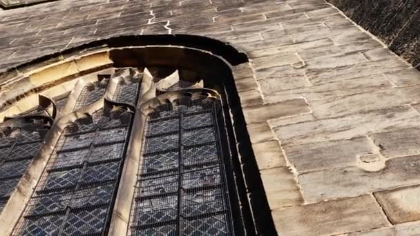 Oude Engelse kerktoren met glas-in-lood ramen — Stockvideo