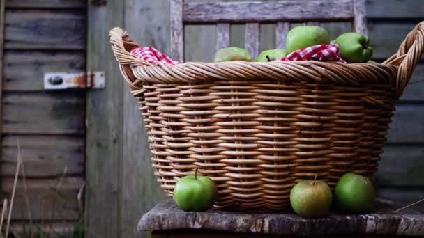 Äpfel backen im Korb auf rustikalem Holzgrund — Stockvideo
