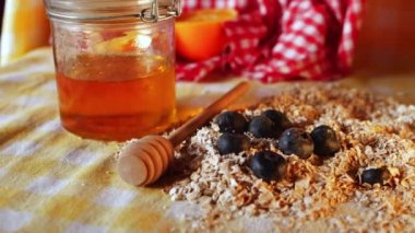 Kahvaltı malzemeleri yulaf ve taze ballı yabanmersini.