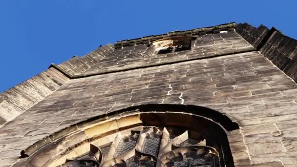 Stará anglická kostelní věž s vitrážními okny — Stock video