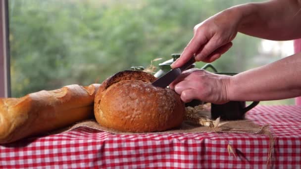 Serving wholemeal baked bread at breakfast — Stock Video