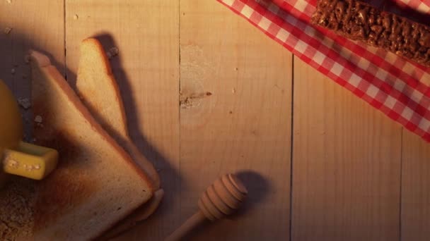 Desayuno de tostadas sobre mesa de madera — Vídeos de Stock
