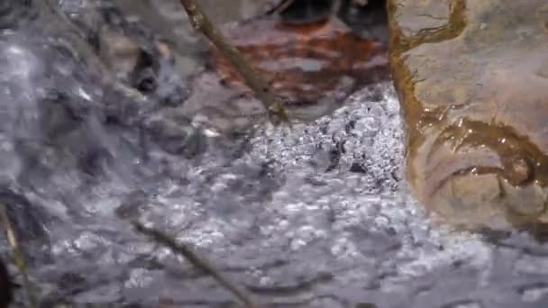 Flux d'eau bouillonnant sur les rochers — Video