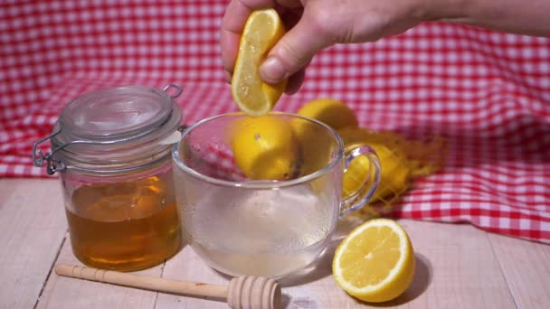 Exprimir un limón para un remedio casero para el resfriado y la gripe — Vídeos de Stock