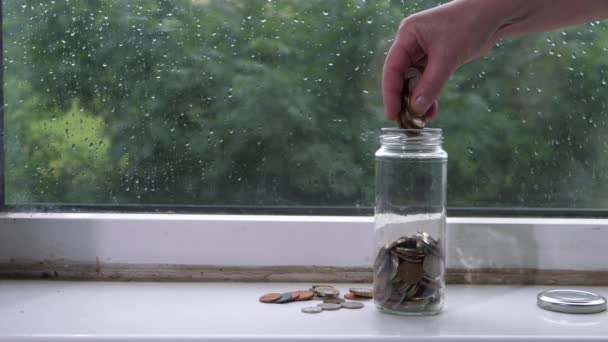 Ahorrar dinero en un frasco de vidrio — Vídeo de stock