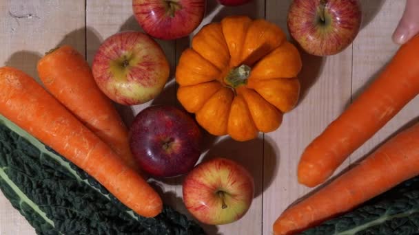 Осенние сезонные овощи на деревянном фоне — стоковое видео