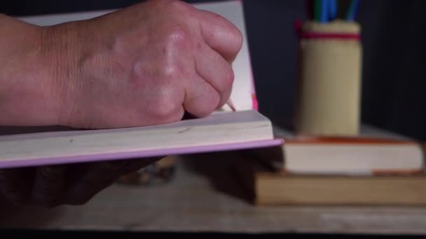 Написання нотаток у паперовій блокноті з олівцем — стокове відео