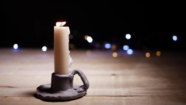 Vela de estilo vintage parpadea en candelabro con fondo de luces bokeh — Vídeos de Stock