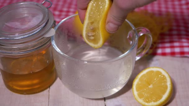 Presser un citron pour un remède maison contre le rhume et la grippe — Video