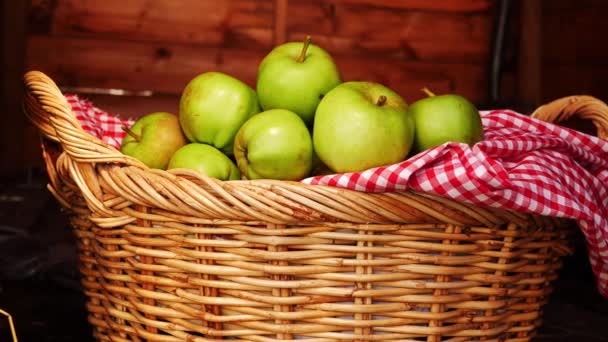 Korb mit frischen Backäpfeln in einem rustikalen Schuppen — Stockvideo