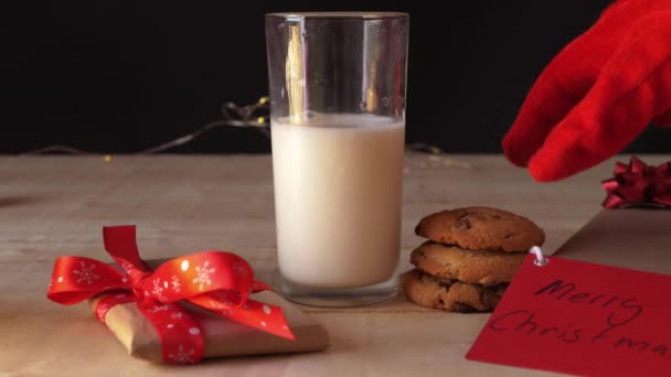 Άγιος Βασίλης παίρνει γάλα και μπισκότα την παραμονή των Χριστουγέννων μέσο — Αρχείο Βίντεο