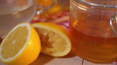 Soğuk algınlığı ve evde ballı ve limonlu grip ilacı 