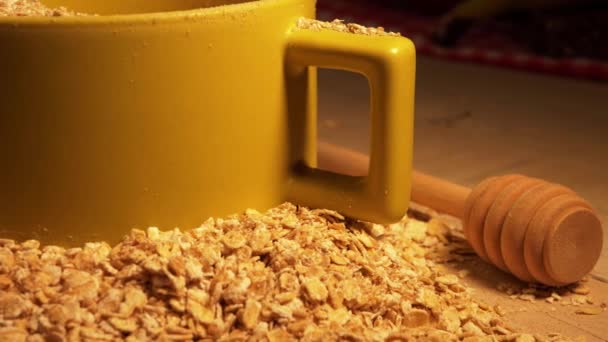 Colazione di avena con cucchiaio di miele — Video Stock