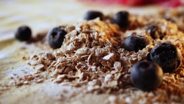 Avena laminada y arándanos para el desayuno gachas — Vídeo de stock