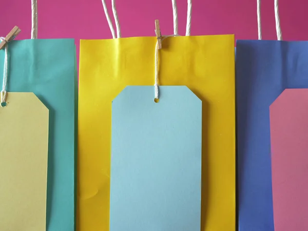 Rij van kleurrijke cadeau zakken met tags medium schot — Stockfoto