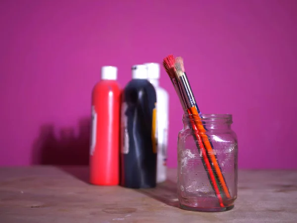 粉红底色玻璃瓶中的画笔 — 图库照片