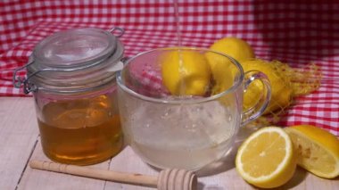 Ev yapımı hastalık tedavisi için sıcak su döküyorum.