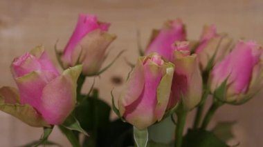 Ahşap arka planda pembe güller 