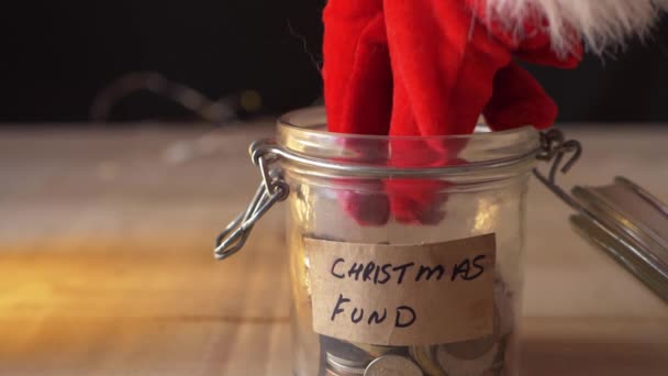 圣诞老人从圣诞储蓄中提钱 — 图库视频影像
