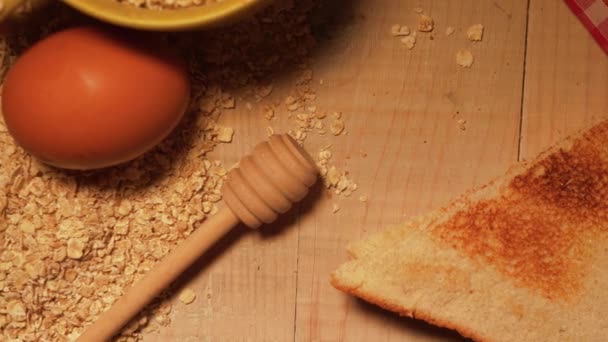 Colazione di pane tostato e uova su tavolo di legno — Video Stock