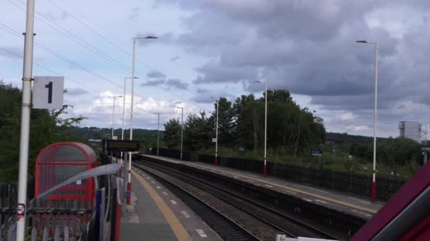 Leerer Bahnhof in England — Stockvideo