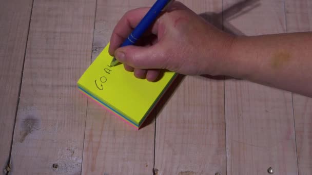 Цели написания от руки на липкой блокноте — стоковое видео