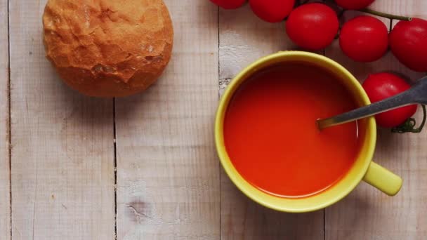Свежий томатный суп с булочкой — стоковое видео