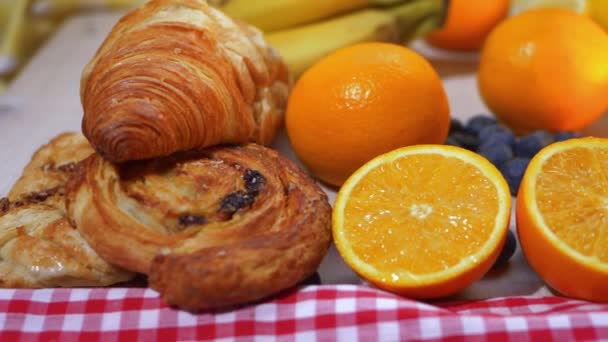 Pasteles de desayuno con fruta fresca — Vídeos de Stock