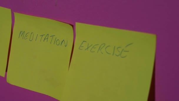 Notes collantes sur un mur pour faire des changements de vie positifs — Video