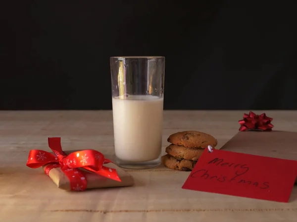 Milch und Plätzchen für den Weihnachtsmann an Heiligabend — Stockfoto