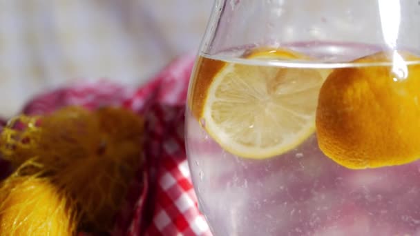 Limões frescos flutuando em um jarro de água — Vídeo de Stock