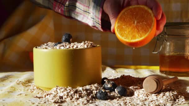 Förbereda hälsosam frukost med havre och frukt — Stockvideo