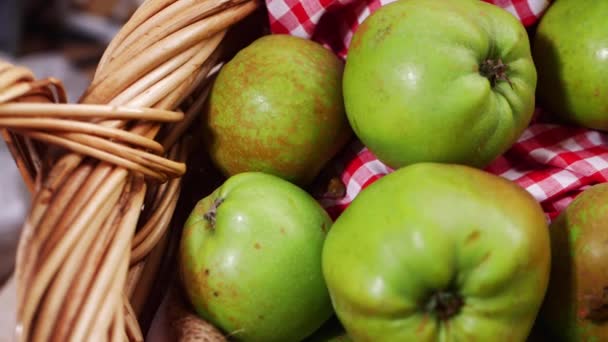 Manzanas para hornear en canasta tejida vintage de cerca — Vídeo de stock