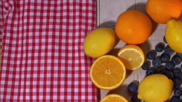 ビタミンcのためのレモンとブルーベリーのオレンジ — ストック動画