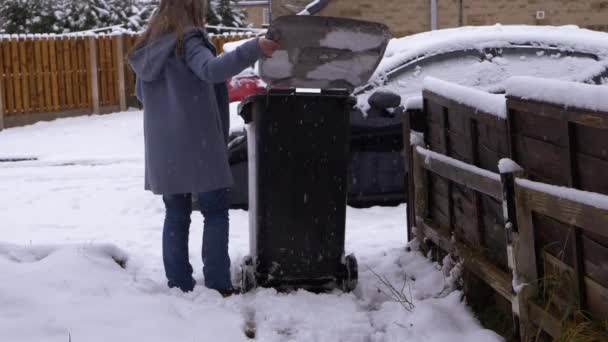 Mulher leva o lixo no inverno após a queda de neve — Vídeo de Stock