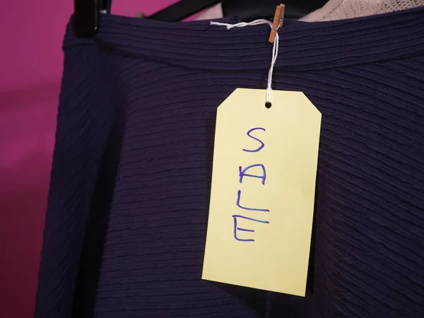 Elbise dükkanında etek üzerinde indirim etiketi — Stok fotoğraf