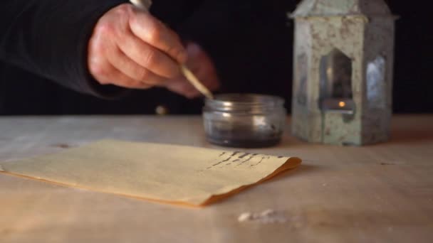 Написання на пергаментному папері в старовинній сцені — стокове відео