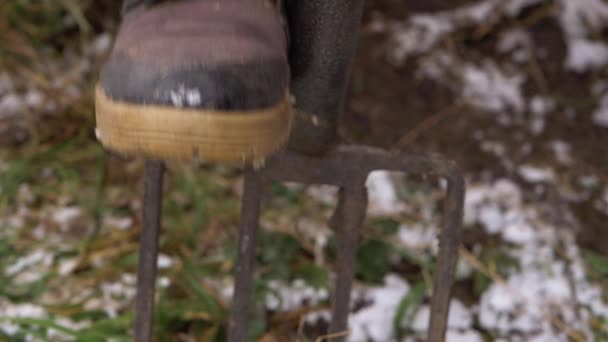 Tukang kebun boot dengan galian garpu kebun — Stok Video