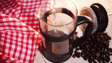 Cafetiere 'de taze kahve hazırlıyorum. 