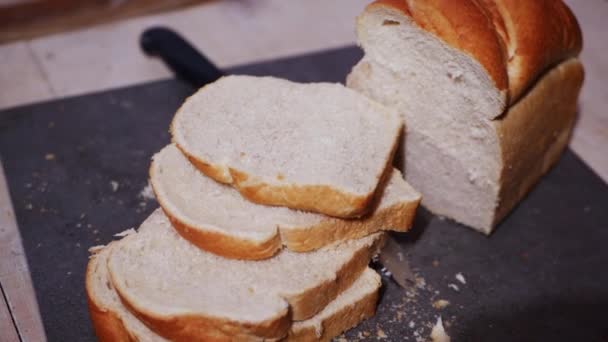 Świeżo krojony bochenek białego chleba — Wideo stockowe
