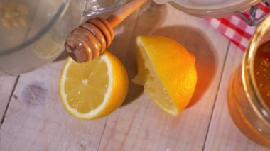 Soğuk algınlığı ve evde ballı ve limonlu grip ilacı 
